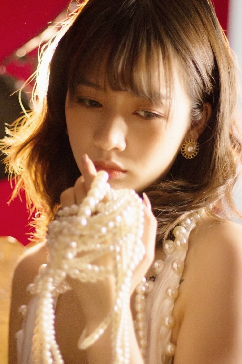 低胸露背裙美少女中国人体艺术