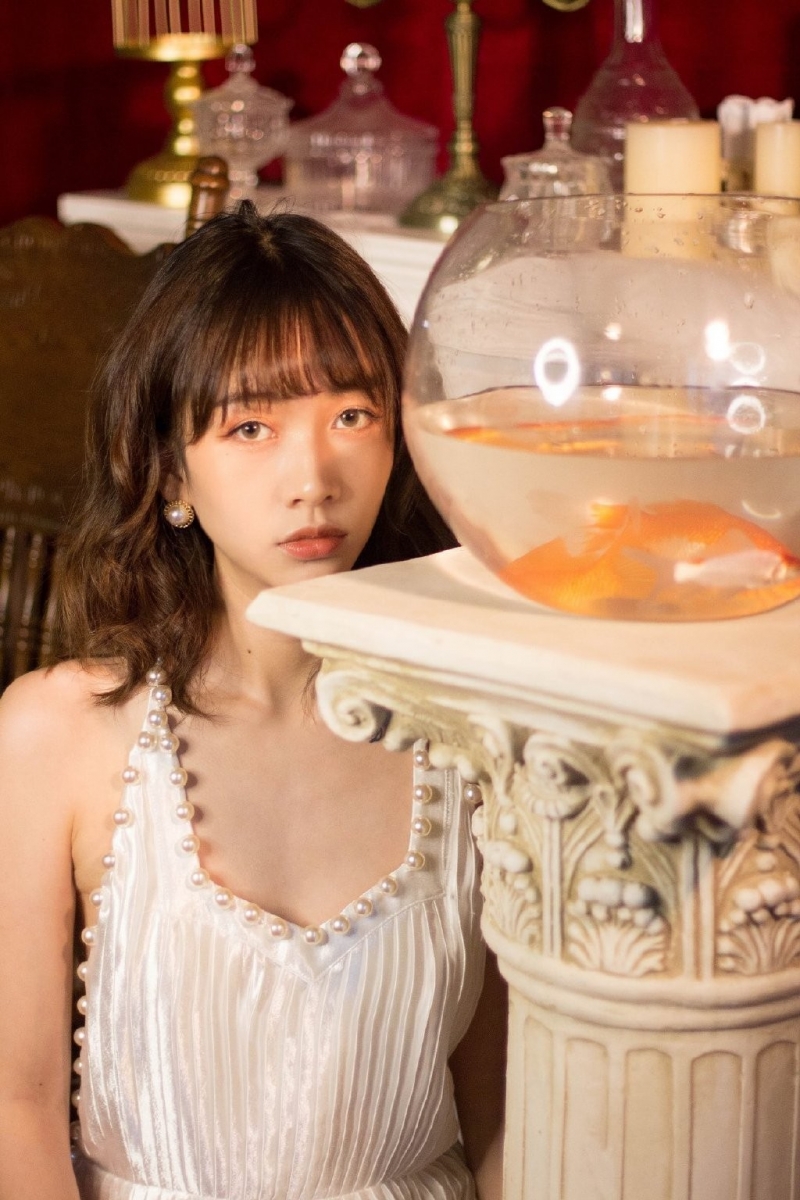 低胸露背裙美少女中国人体艺术