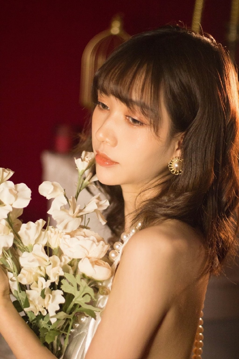 低胸露背裙美少女中国人体艺术