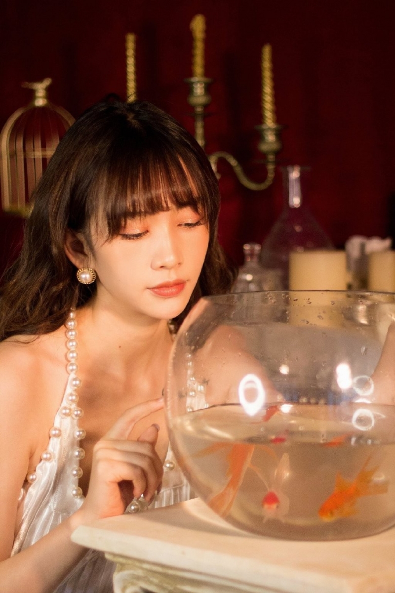 低胸露背裙美少女中国人体艺术