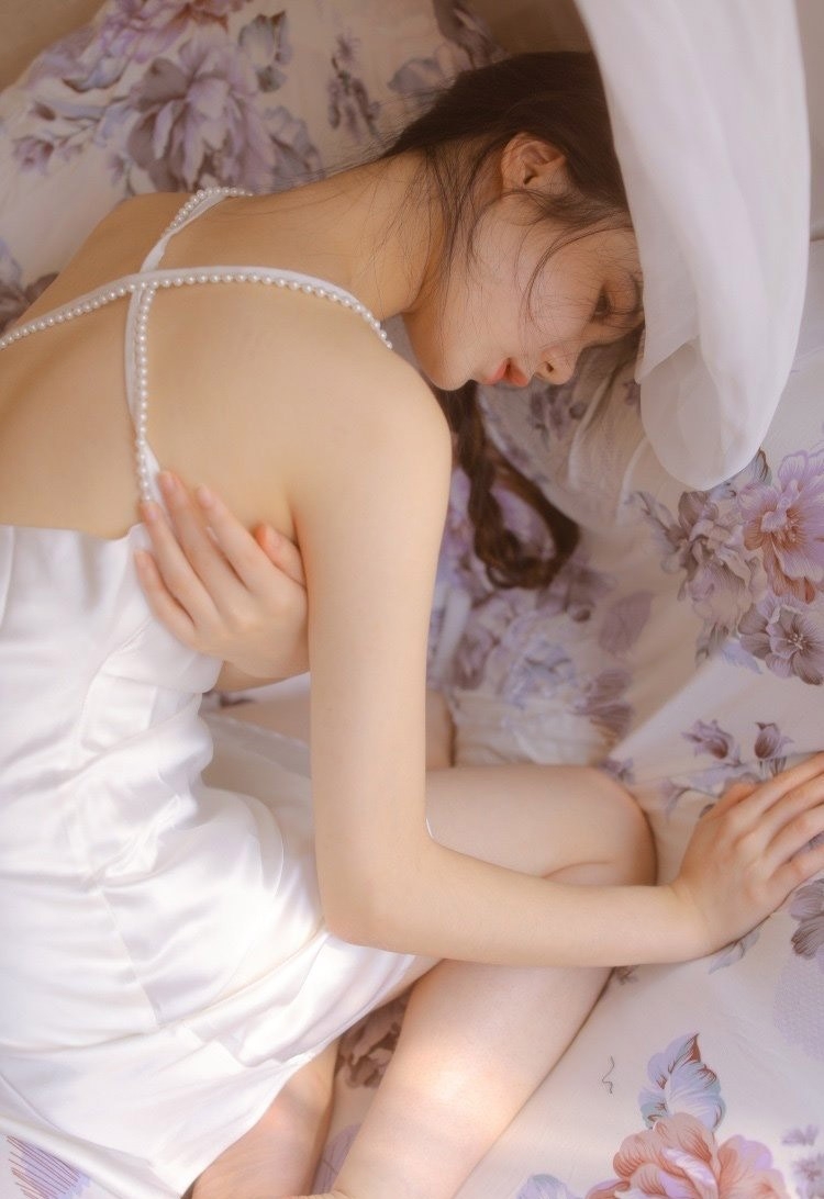 性感少女裸背诱惑中国人体艺术