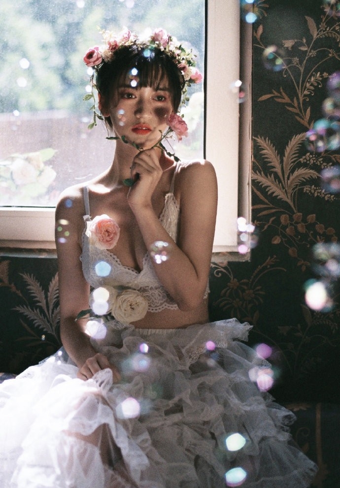 内衣美女酥胸诱惑人体艺术摄影