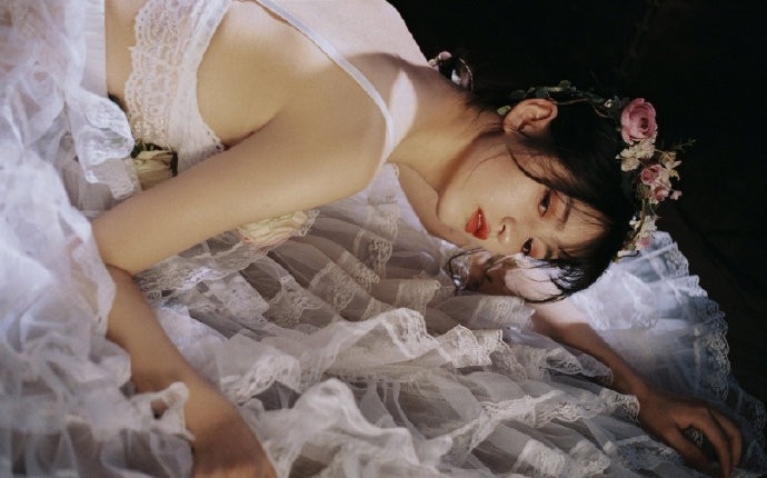 内衣美女酥胸诱惑人体艺术摄影