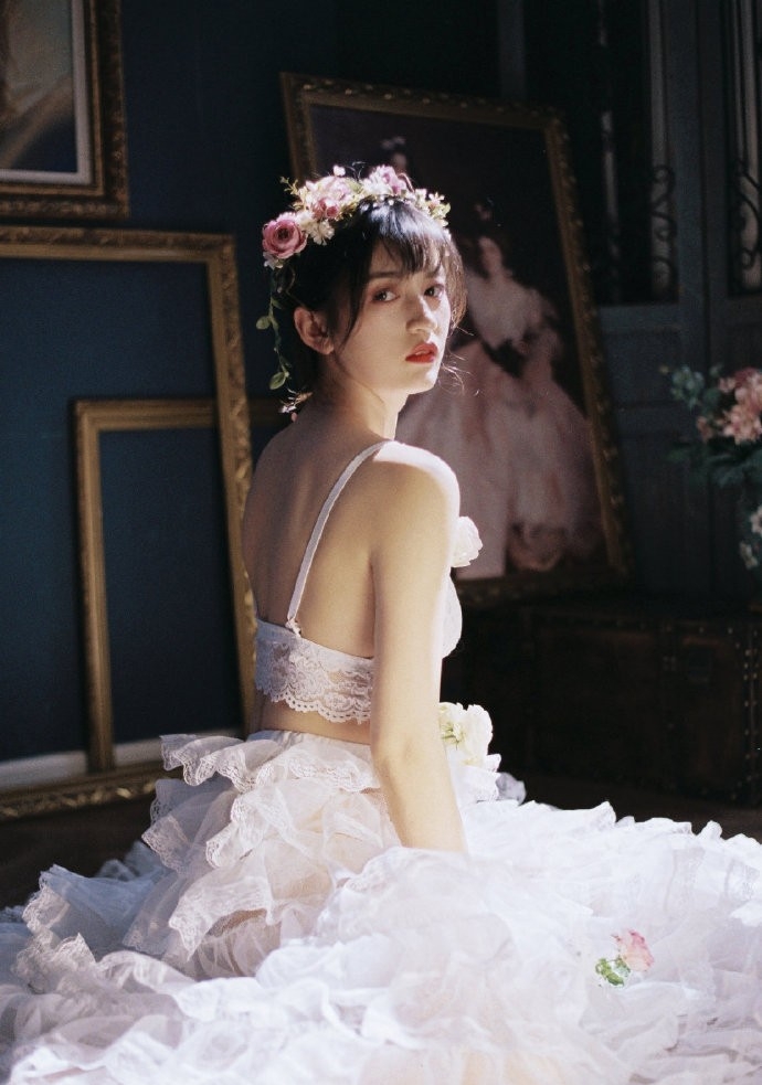 内衣美女酥胸诱惑人体艺术摄影