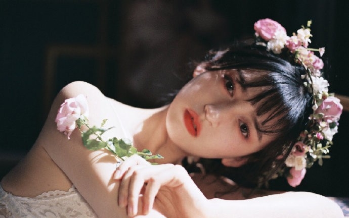 内衣美女酥胸诱惑人体艺术摄影