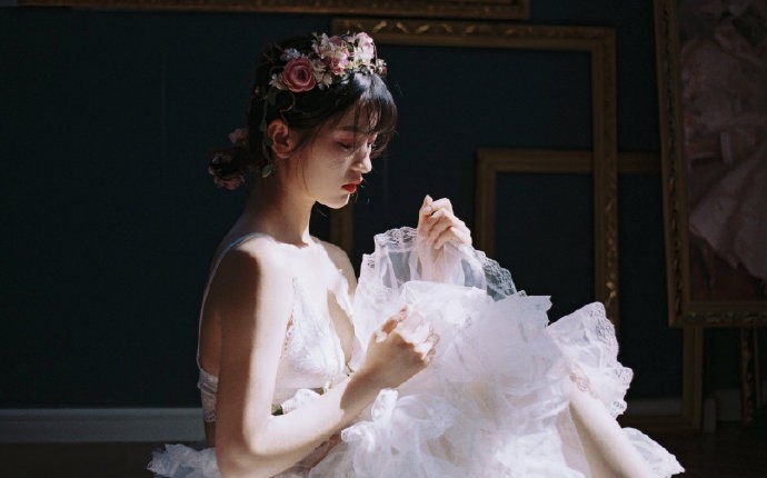 内衣美女酥胸诱惑人体艺术摄影