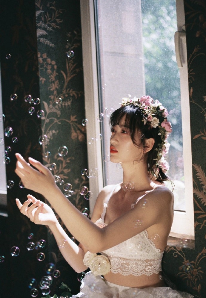 内衣美女酥胸诱惑人体艺术摄影