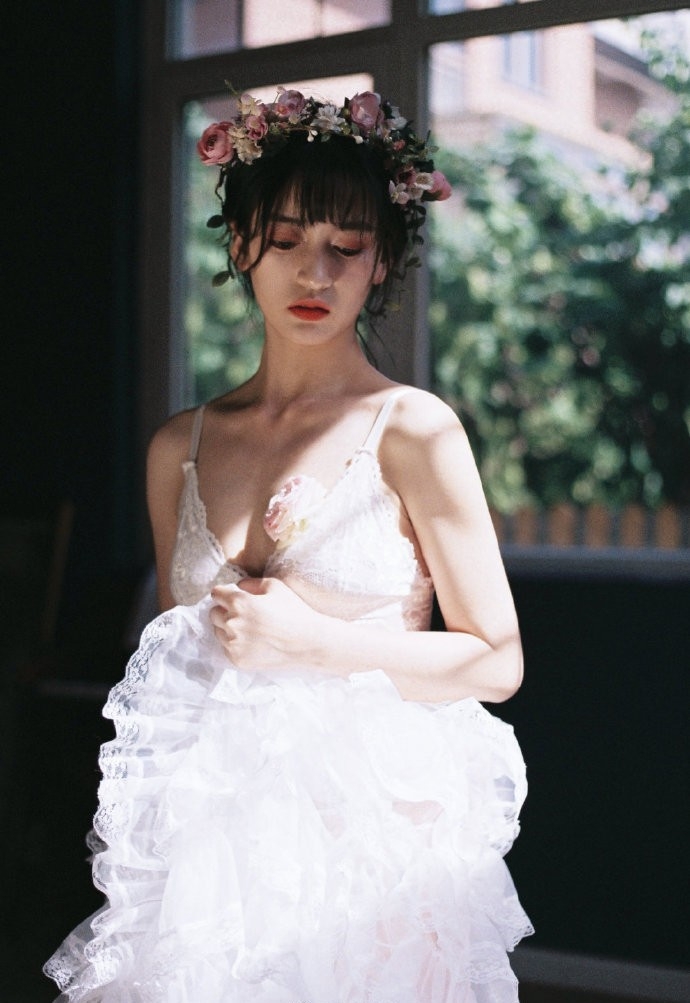 内衣美女酥胸诱惑人体艺术摄影