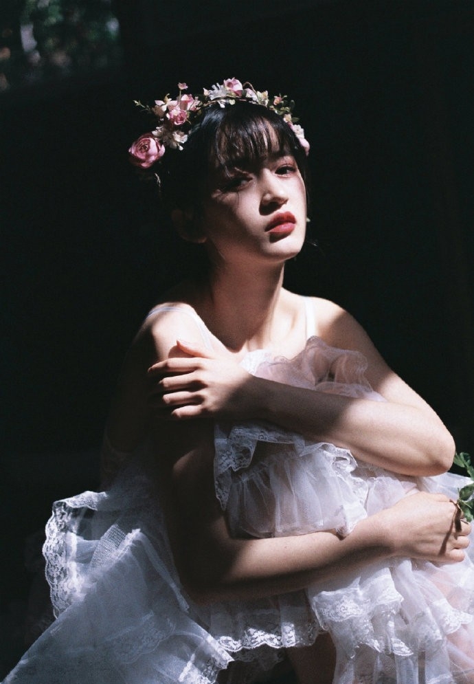 内衣美女酥胸诱惑人体艺术摄影