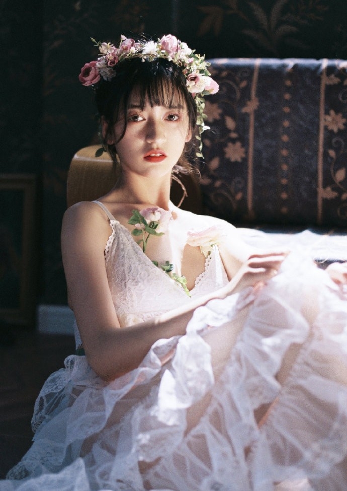 内衣美女酥胸诱惑人体艺术摄影