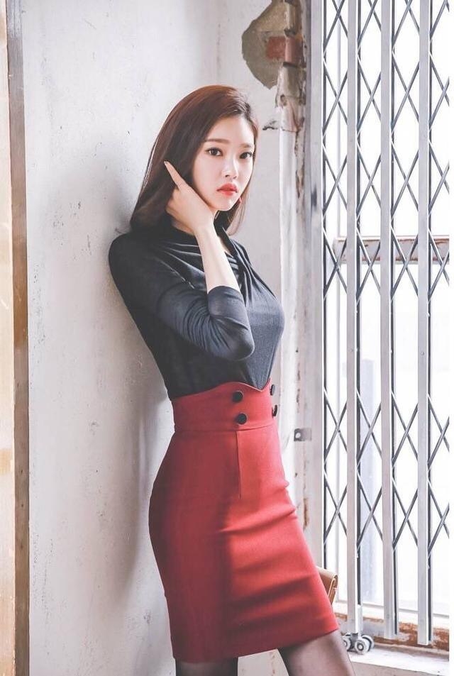 黑丝翘臀美女少妇高跟美腿写真