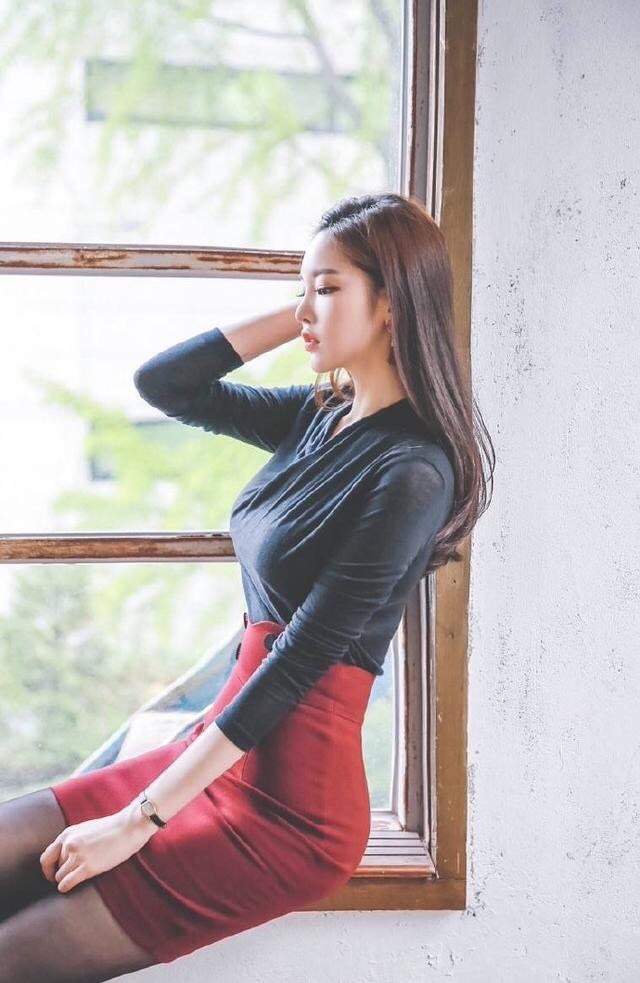 黑丝翘臀美女少妇高跟美腿写真