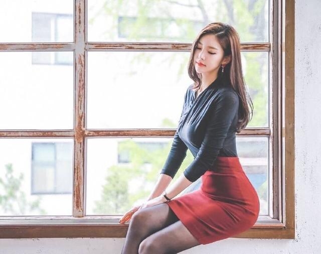 黑丝翘臀美女少妇高跟美腿写真