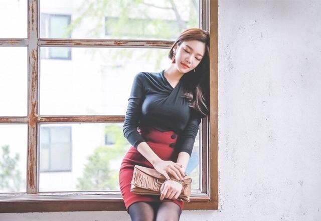 黑丝翘臀美女少妇高跟美腿写真