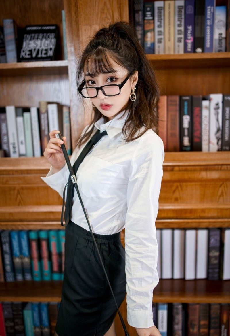 黑丝少妇高跟美腿制服诱惑写真