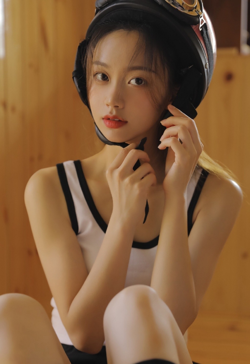 露脐装小姐姐超短裤大长腿美图