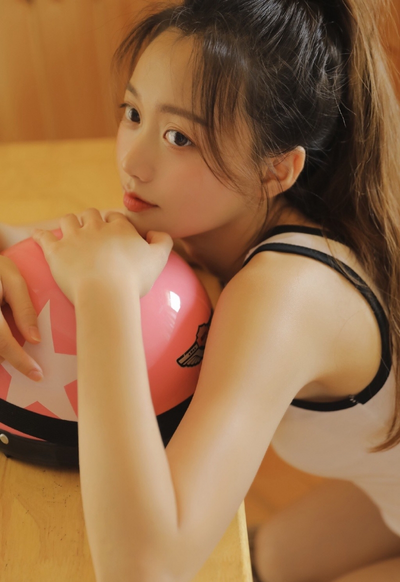 露脐装小姐姐超短裤大长腿美图