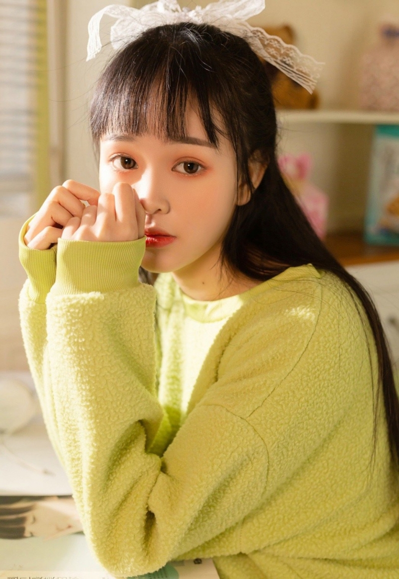 齐刘海美少女白丝美腿居家写真