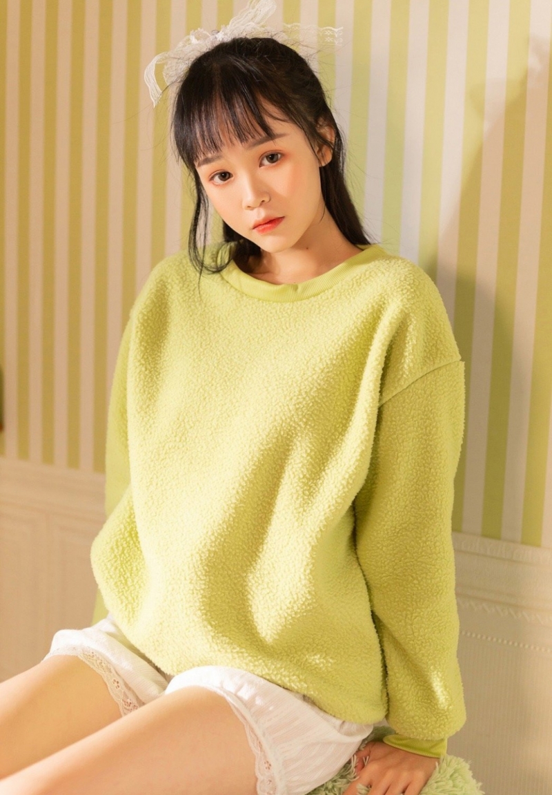 齐刘海美少女白丝美腿居家写真