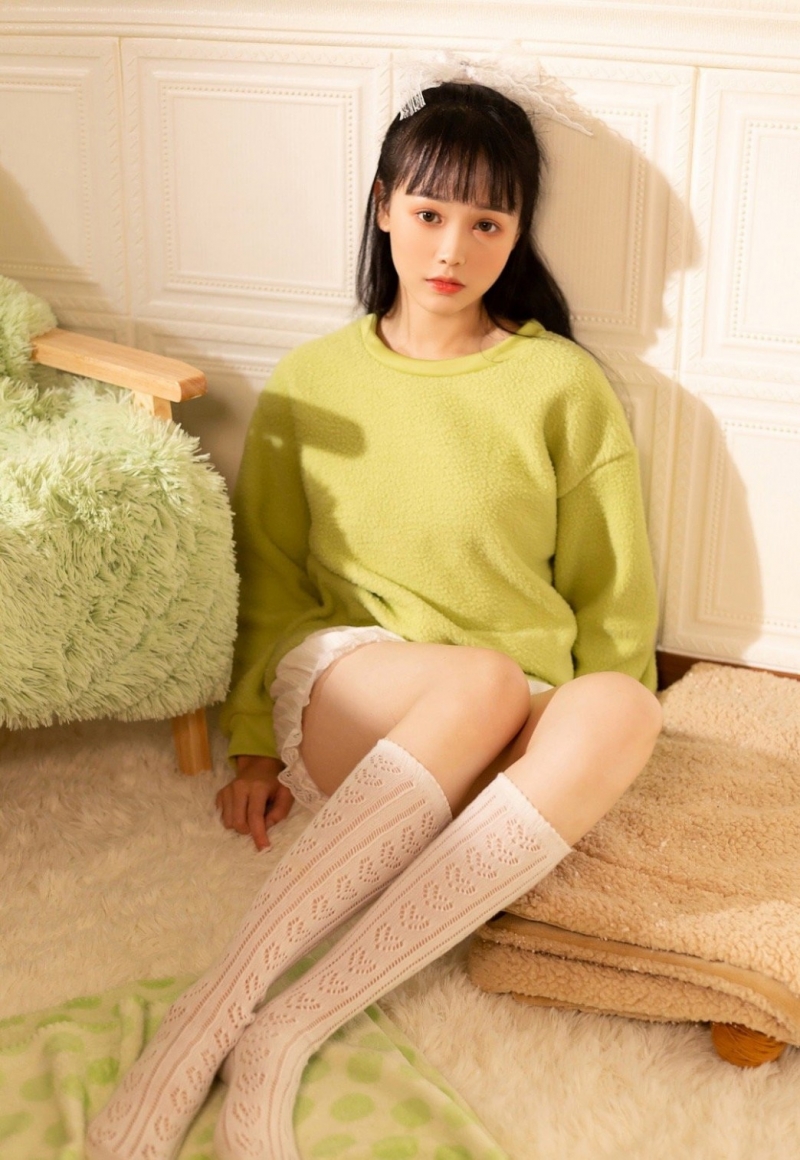 齐刘海美少女白丝美腿居家写真