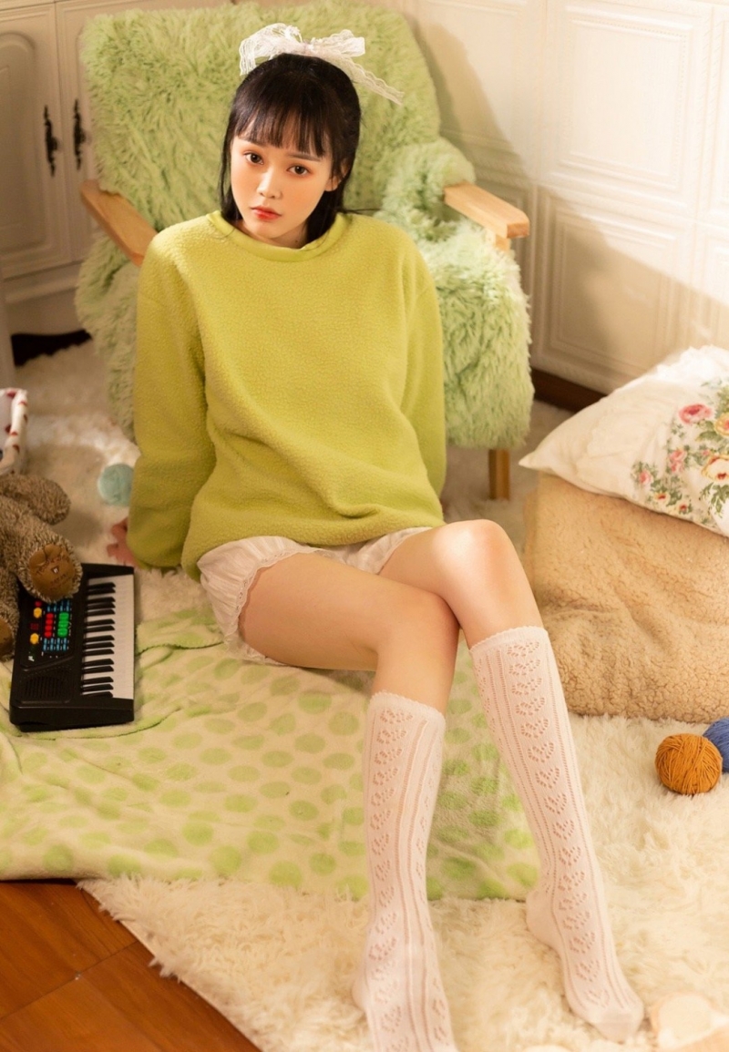 齐刘海美少女白丝美腿居家写真