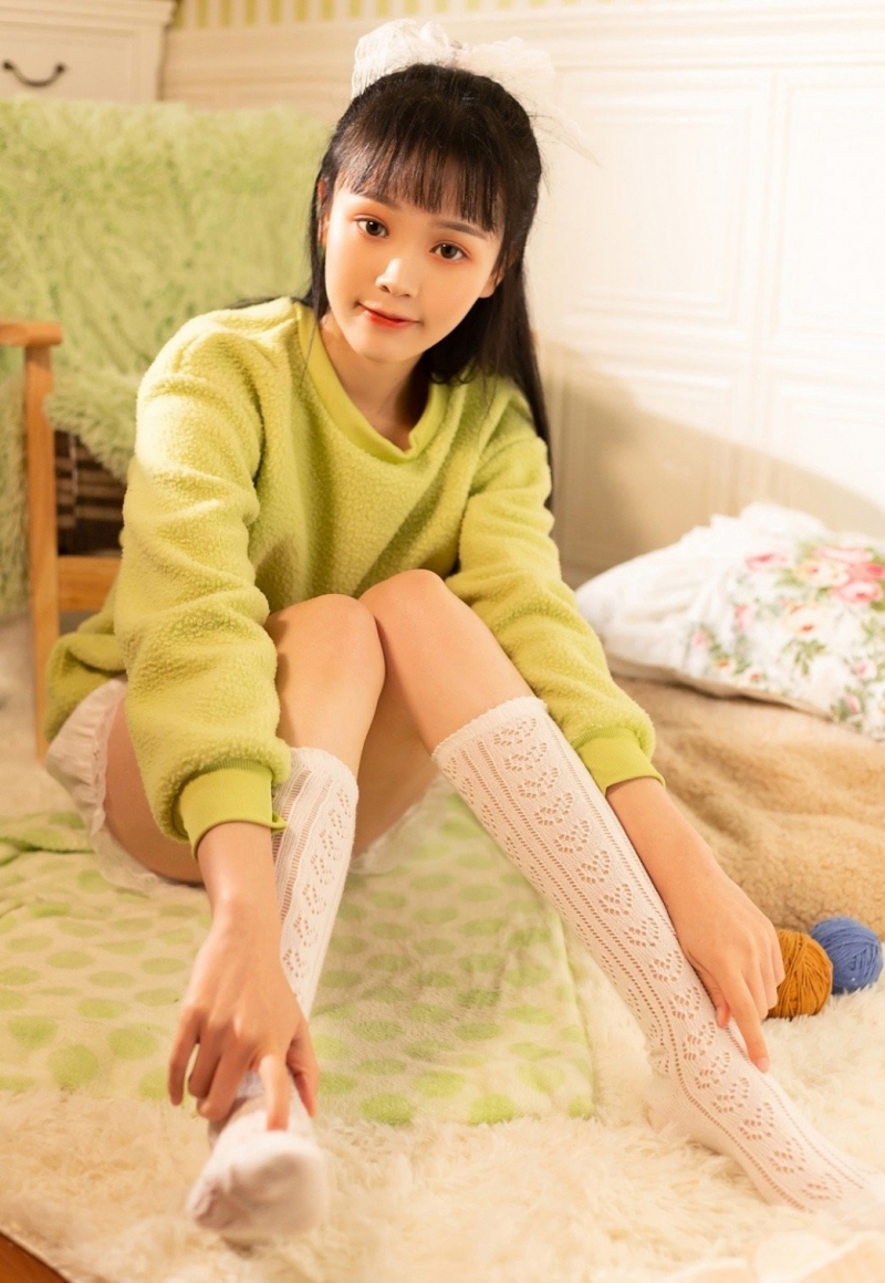 齐刘海美少女白丝美腿居家写真