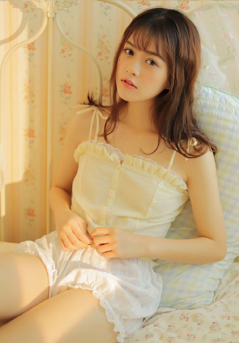 阳光下的早安少女白丝美腿图片