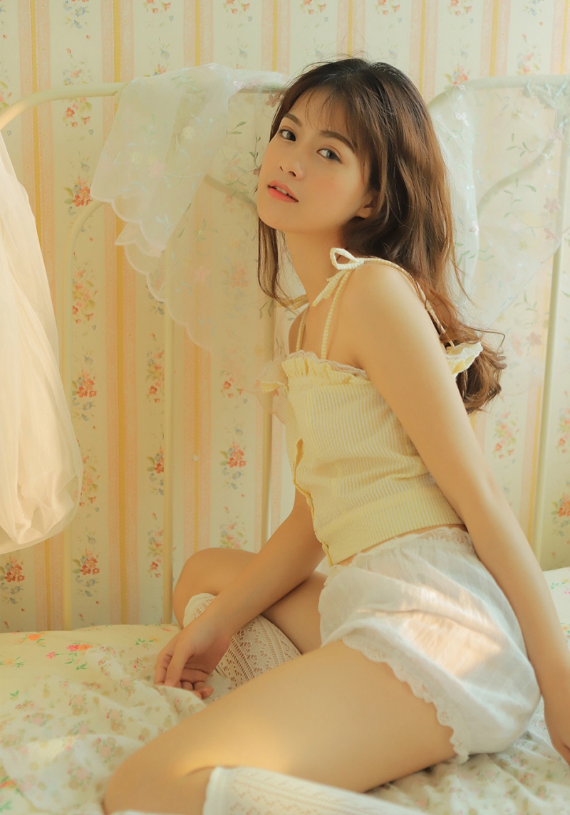 阳光下的早安少女白丝美腿图片