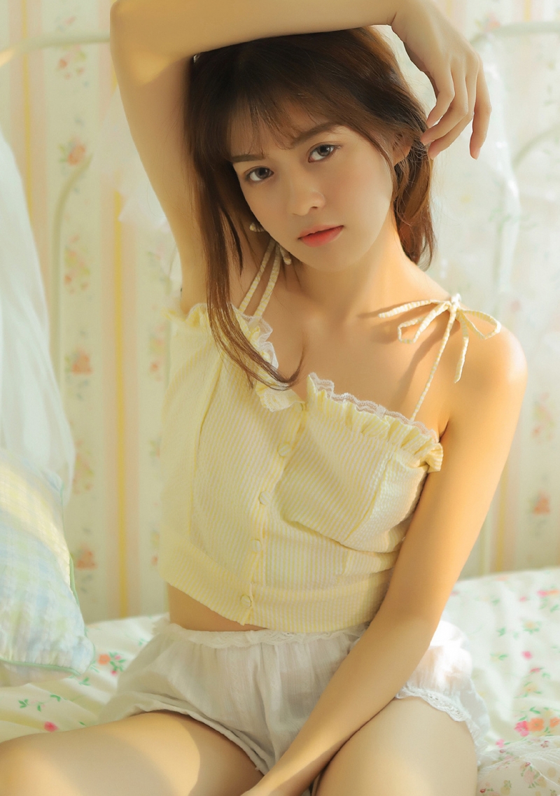 阳光下的早安少女白丝美腿图片