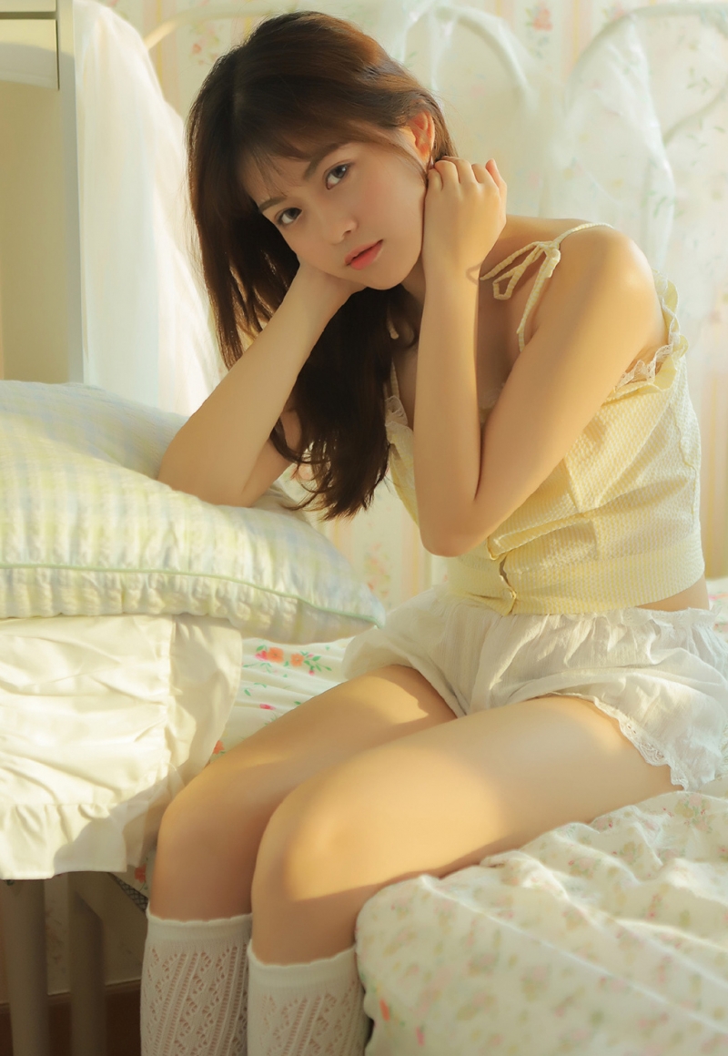 阳光下的早安少女白丝美腿图片