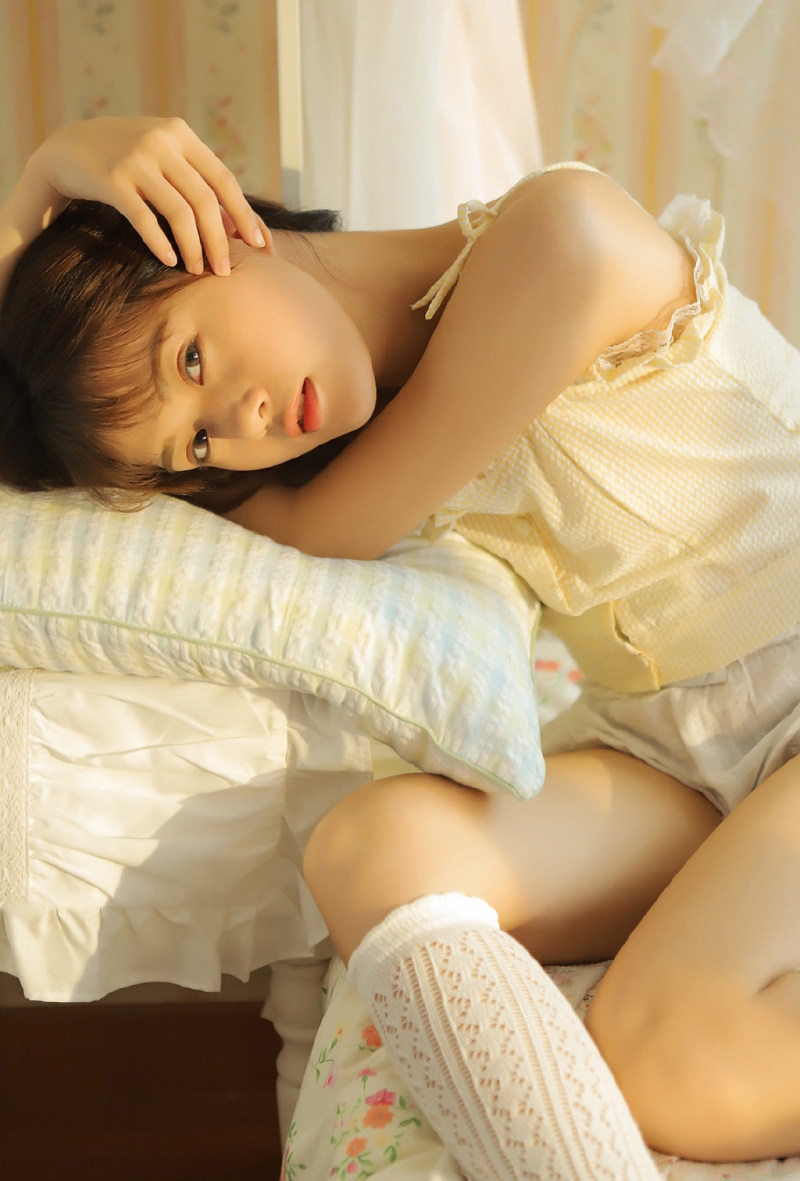 阳光下的早安少女白丝美腿图片