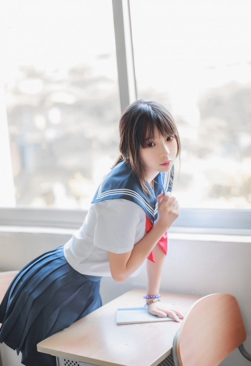 教室美女学生制服黑丝美腿套图