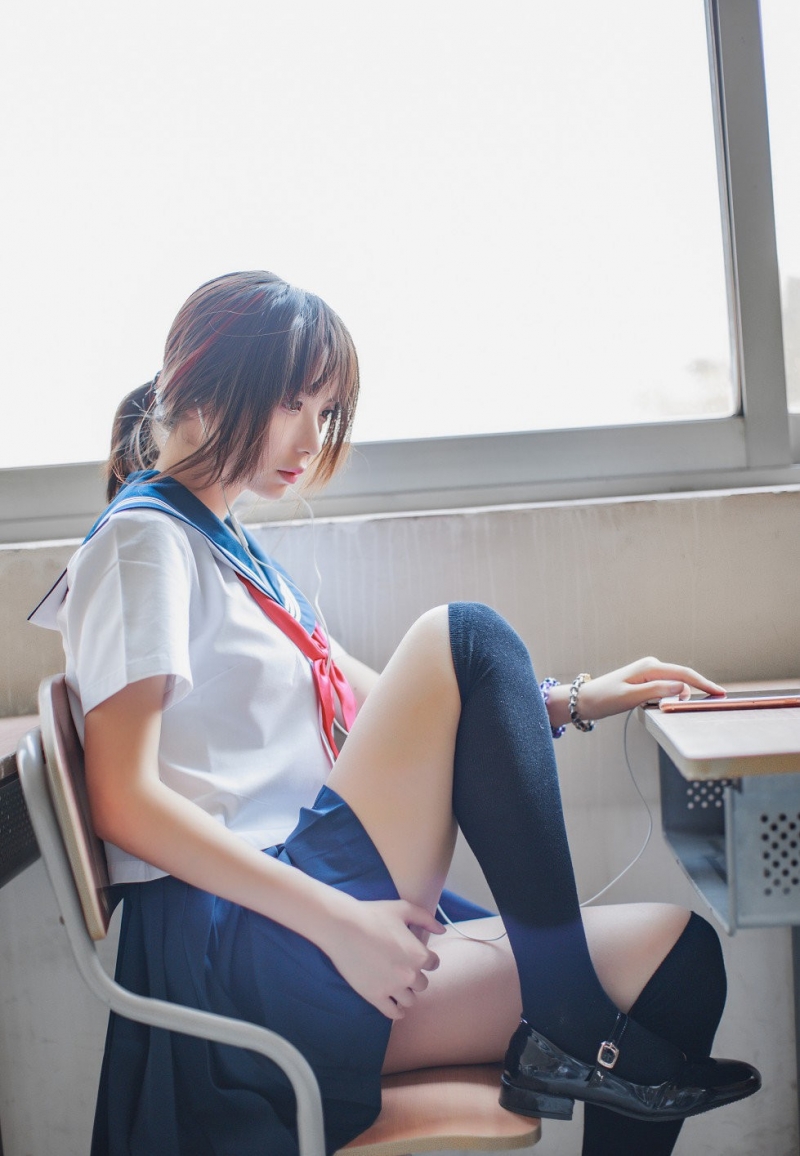 教室美女学生制服黑丝美腿套图