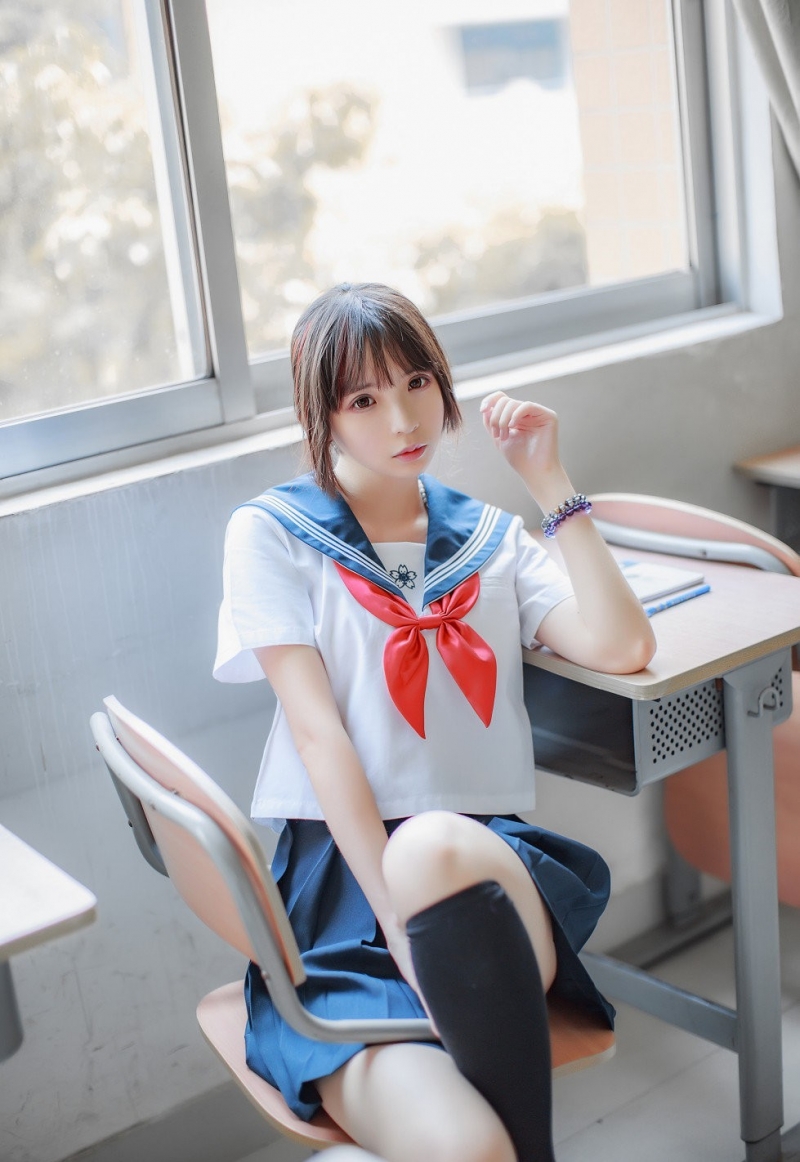教室美女学生制服黑丝美腿套图