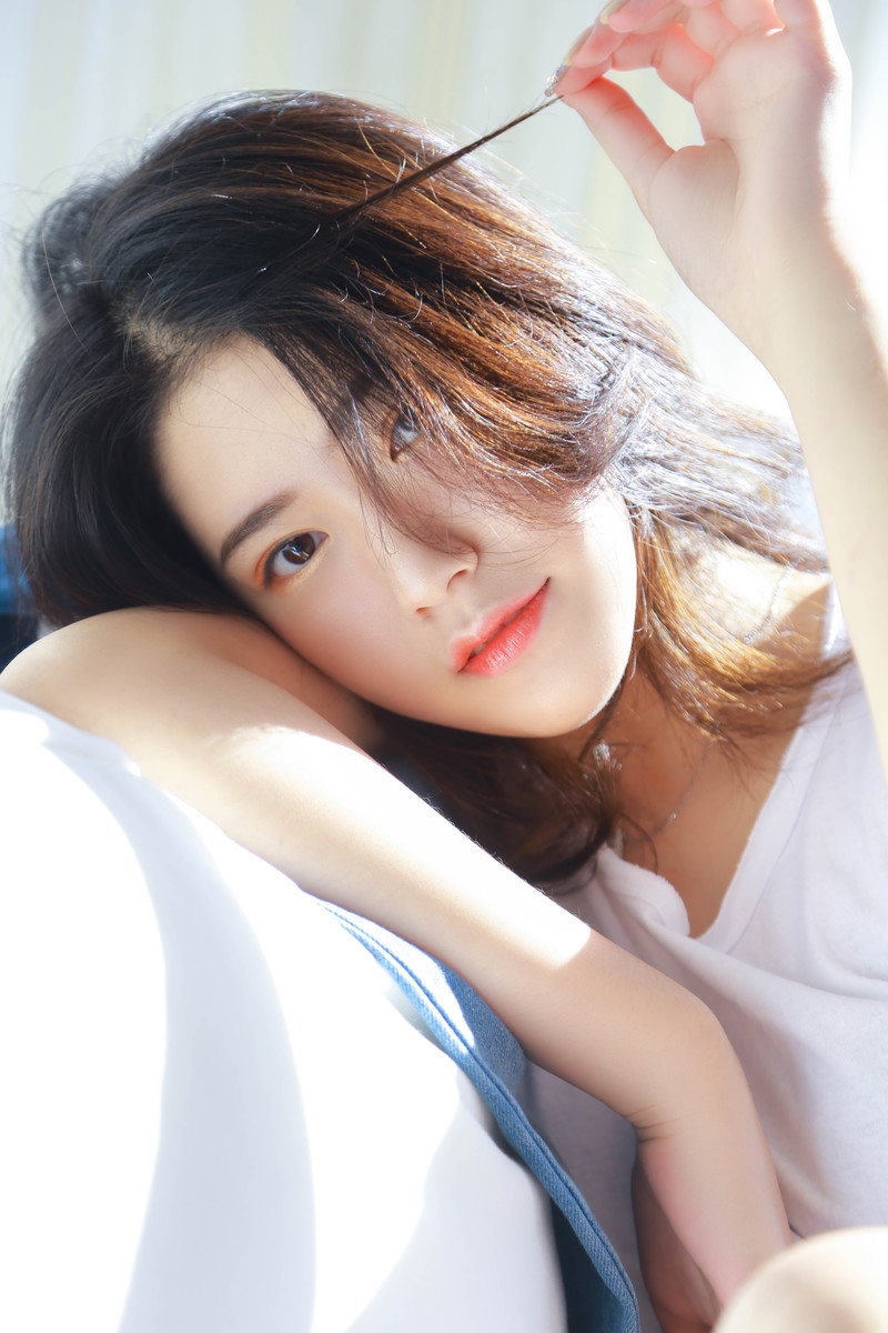 阳光下的素颜美女白丝美腿图片