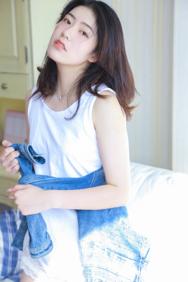 阳光下的素颜美女白丝美腿图片