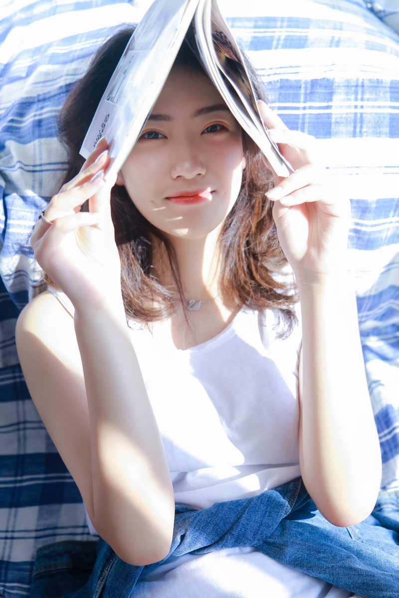 阳光下的素颜美女白丝美腿图片