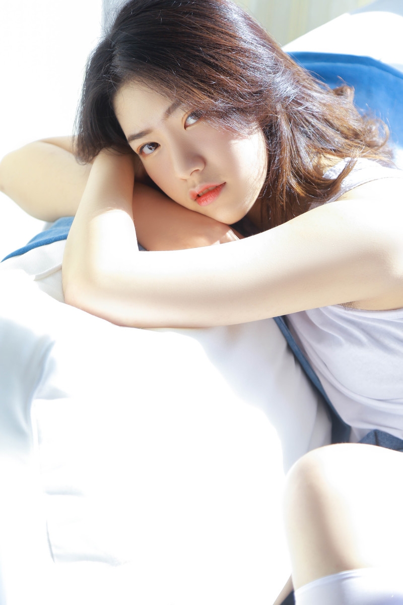 阳光下的素颜美女白丝美腿图片