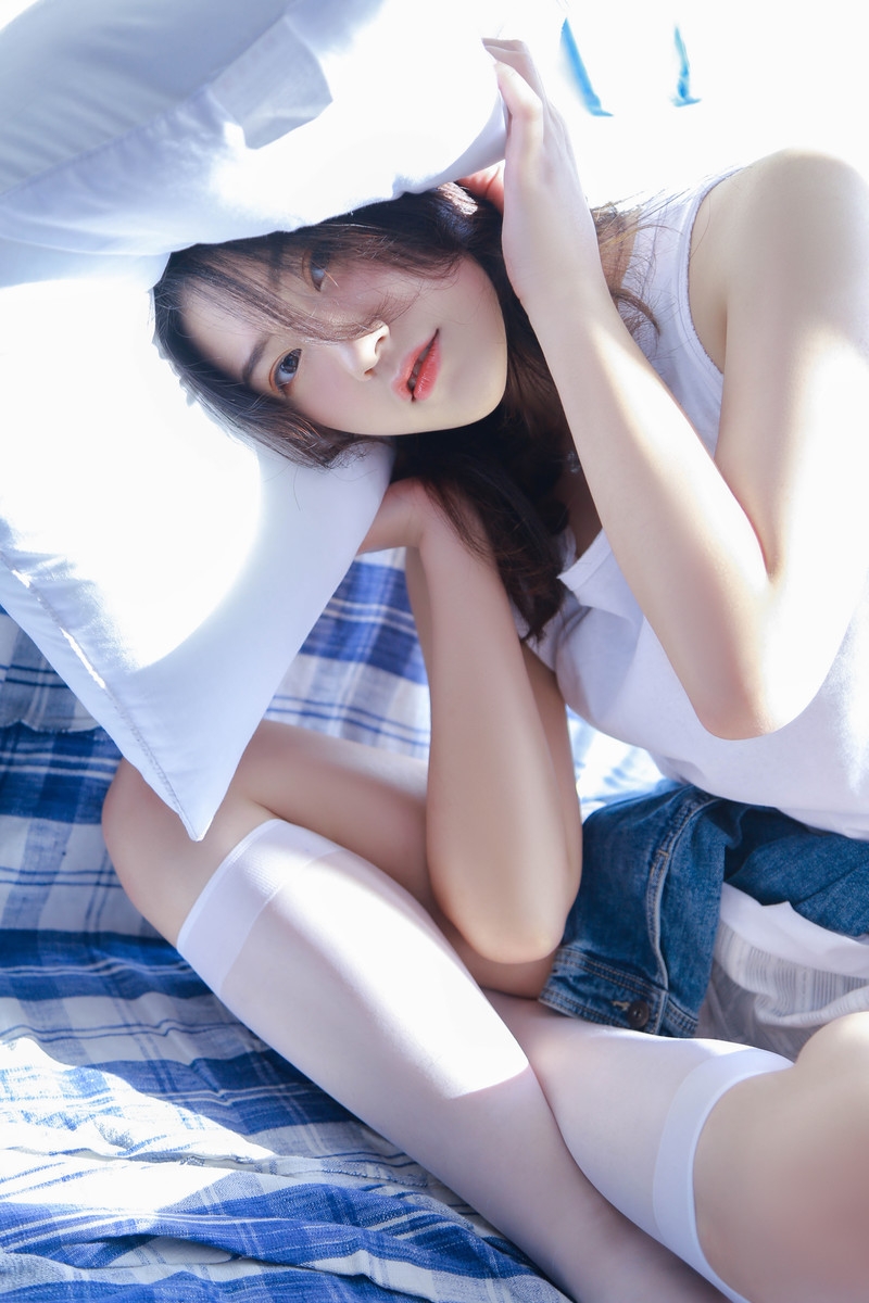 阳光下的素颜美女白丝美腿图片