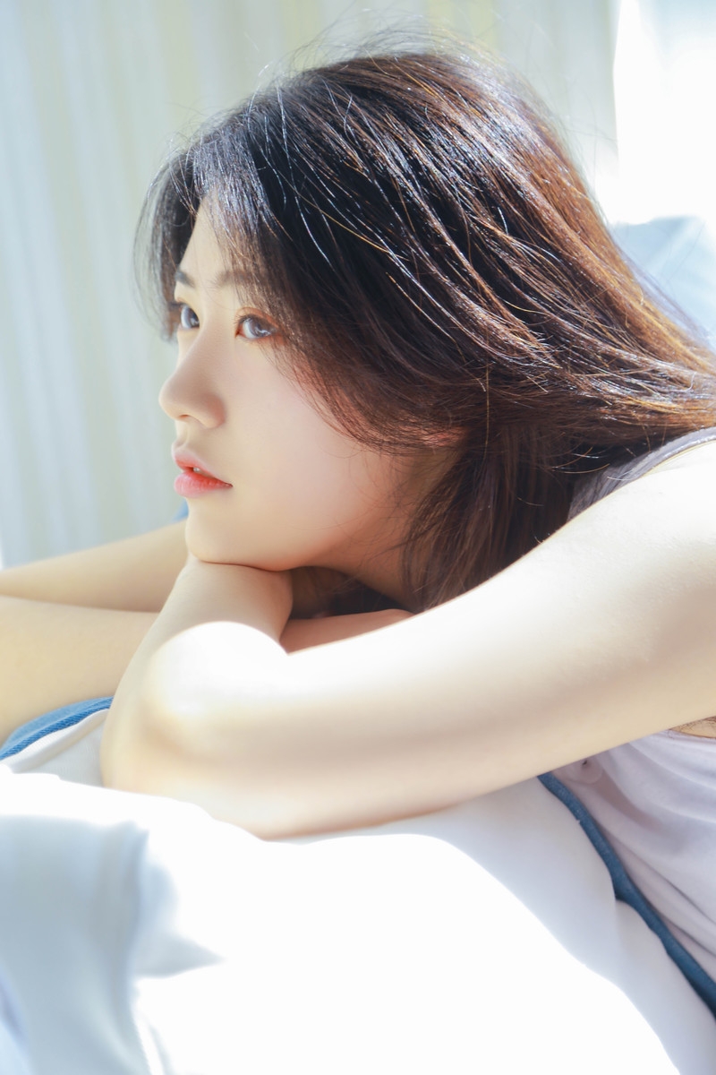 阳光下的素颜美女白丝美腿图片