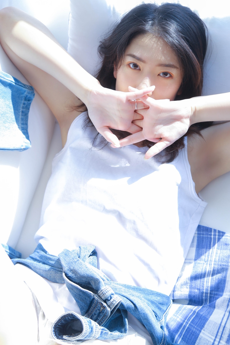 阳光下的素颜美女白丝美腿图片