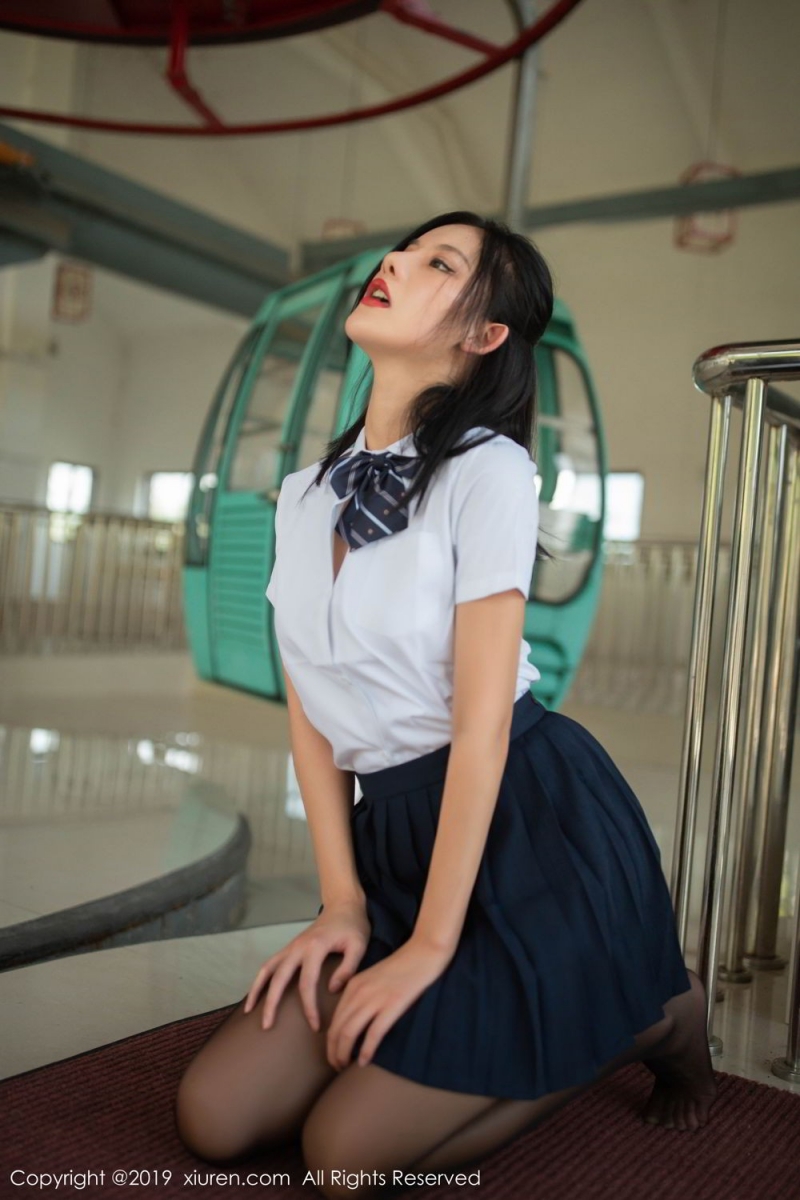 勾魂尤物制服短裙黑丝美腿图片