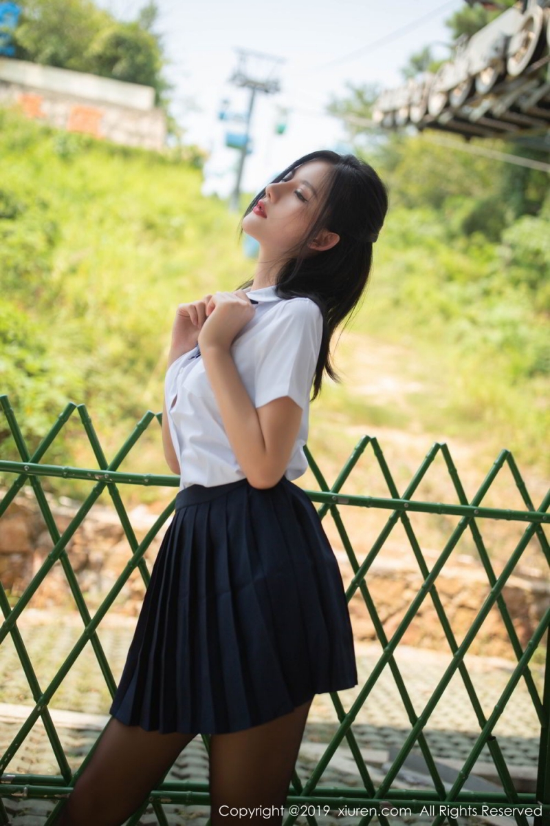 勾魂尤物制服短裙黑丝美腿图片