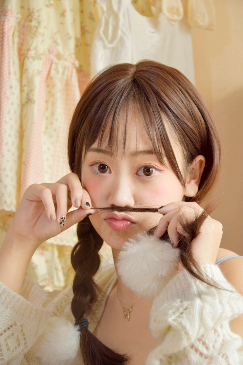 麻花辫小女生白丝美腿居家写真