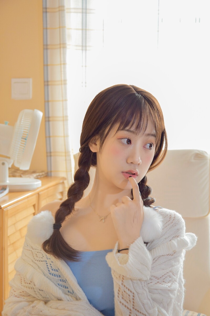 麻花辫小女生白丝美腿居家写真