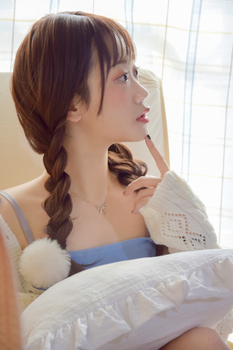 麻花辫小女生白丝美腿居家写真