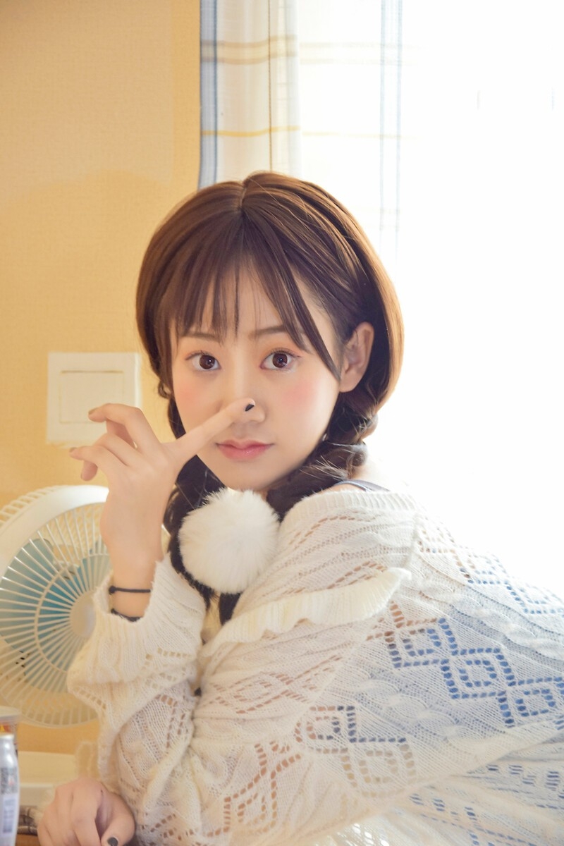 麻花辫小女生白丝美腿居家写真