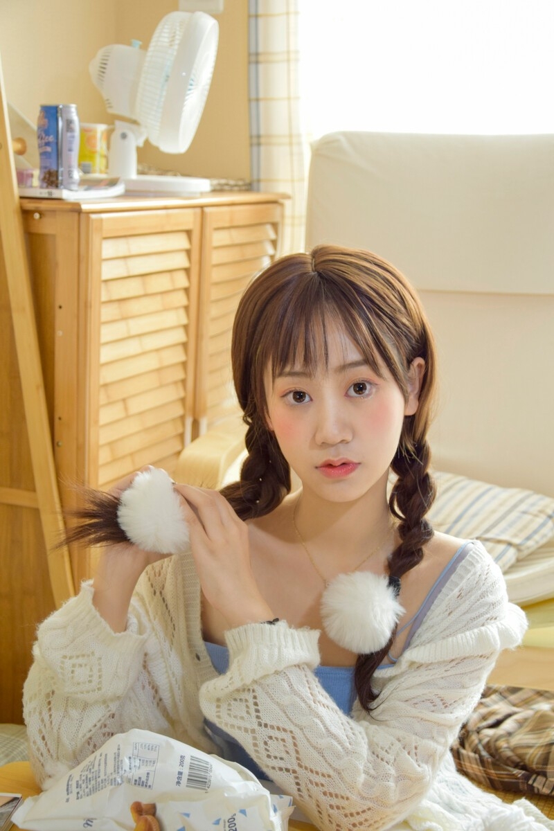 麻花辫小女生白丝美腿居家写真