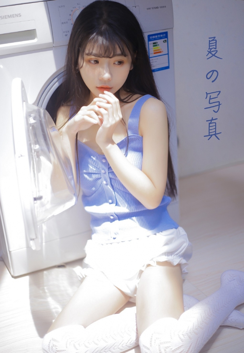 牛奶肌美少女白丝美腿床上写真