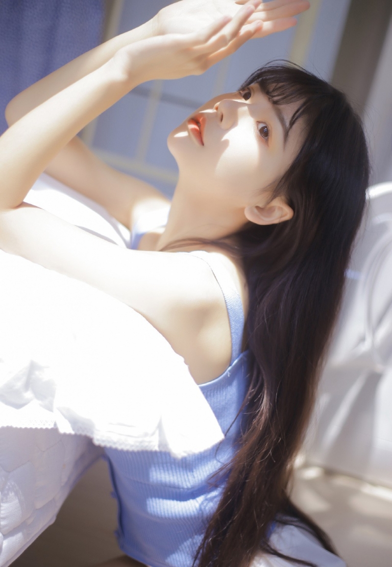 牛奶肌美少女白丝美腿床上写真